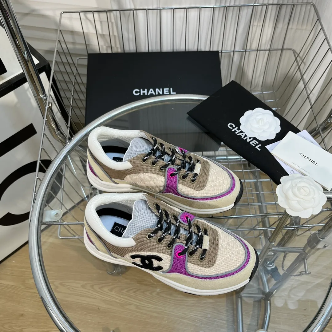 👟👟Ex-factory price 560👟👟 Chanel Chanel - 2022 counter top casual sports shoes This classic design; the upper is electro-embroidered with a variety of techniques; the outsole is fashionable and sporty; it is unusual to incorporate a variety of color matching elements... The diversified mix and match is very good-looking and versatile, casual, fashionable, sports and outdoor can be taken into account... ꫛꫀꪝ Go➫ Material: ❶Upper is made of: Original imported high mercerized smooth cow suede + electric embroidery technology + imported breathable mesh ❷Inner use: original imported breathable mesh ❸Outsole based on: original TPU combination outsole Counter boutique packaging complete set for women 35–42 men 38–46